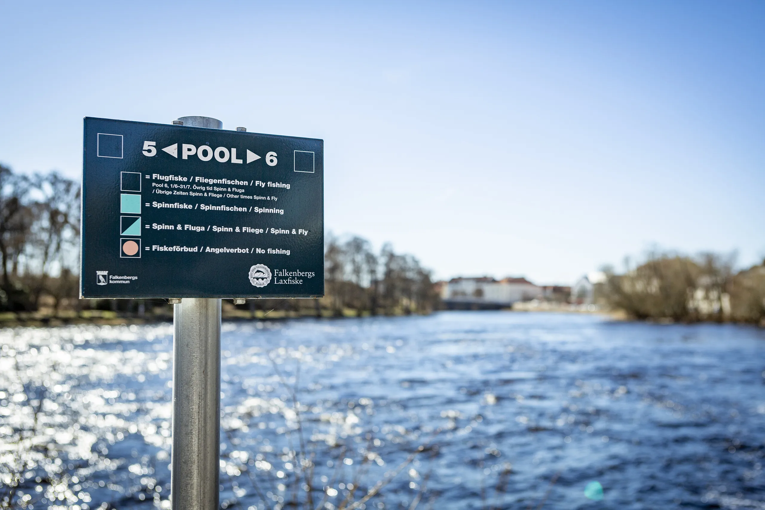 Skylt med texten POOL.
