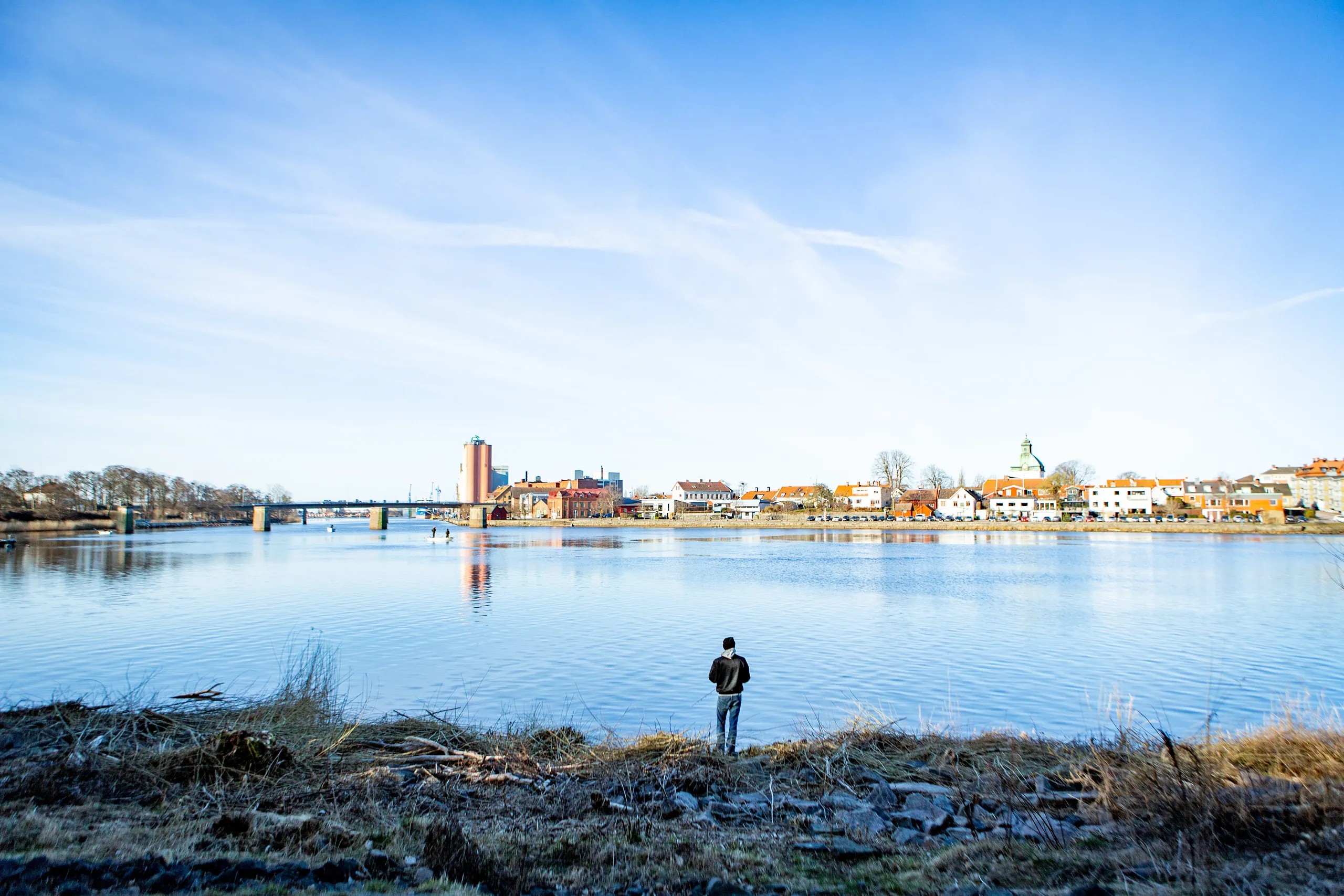 Fiskare framför Ätran och Falkenbergs stad.