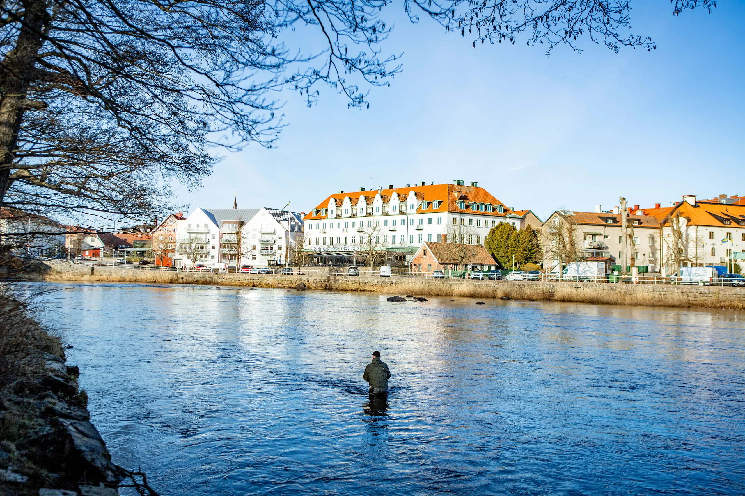 Fiskare i ätran, i bakgrunden Grand Hotel.